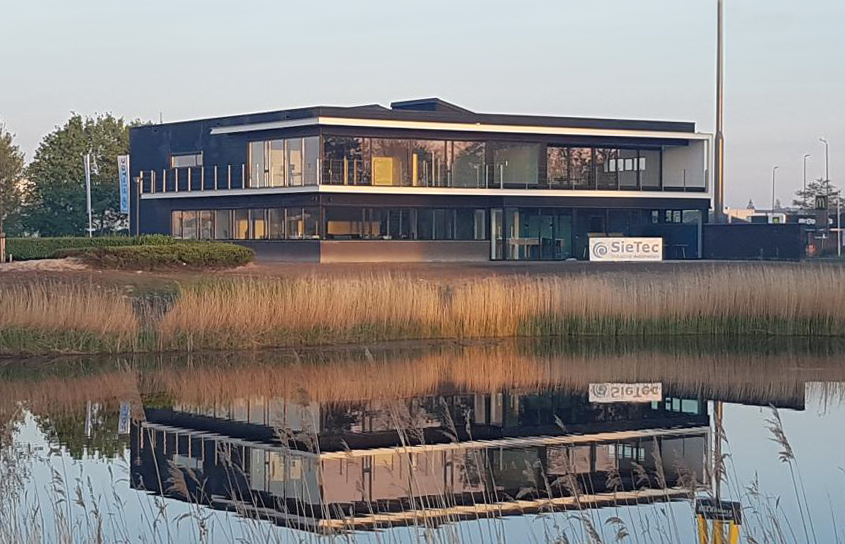 gebouw van Sietec gelegen aan het water