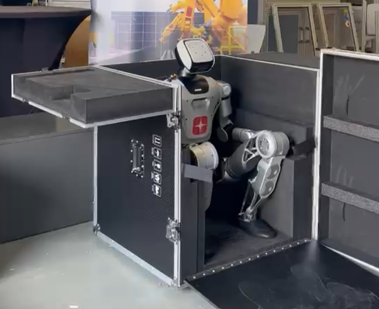 Humanoid robostaffer in doos